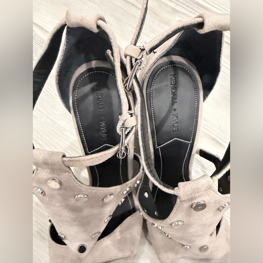 KENDALL & KYLIE Women’s Suede Wedge Sandal Heels. Size 7.5. Grey. Grommets. EUC - Picture 5 of 9